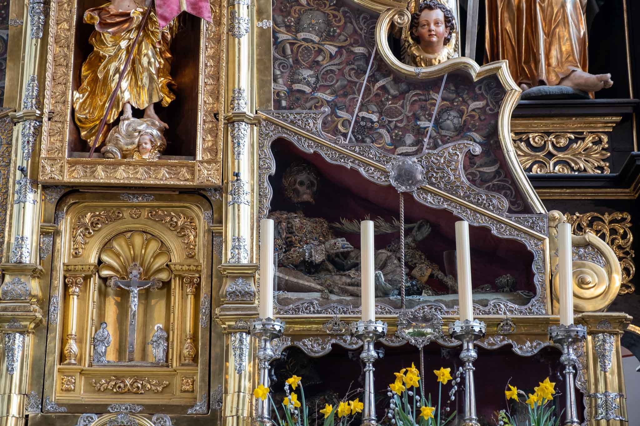 Die Basilika St. Michel - Eins der wertvollen kirchlichen Reliquien hinter der Scheibe