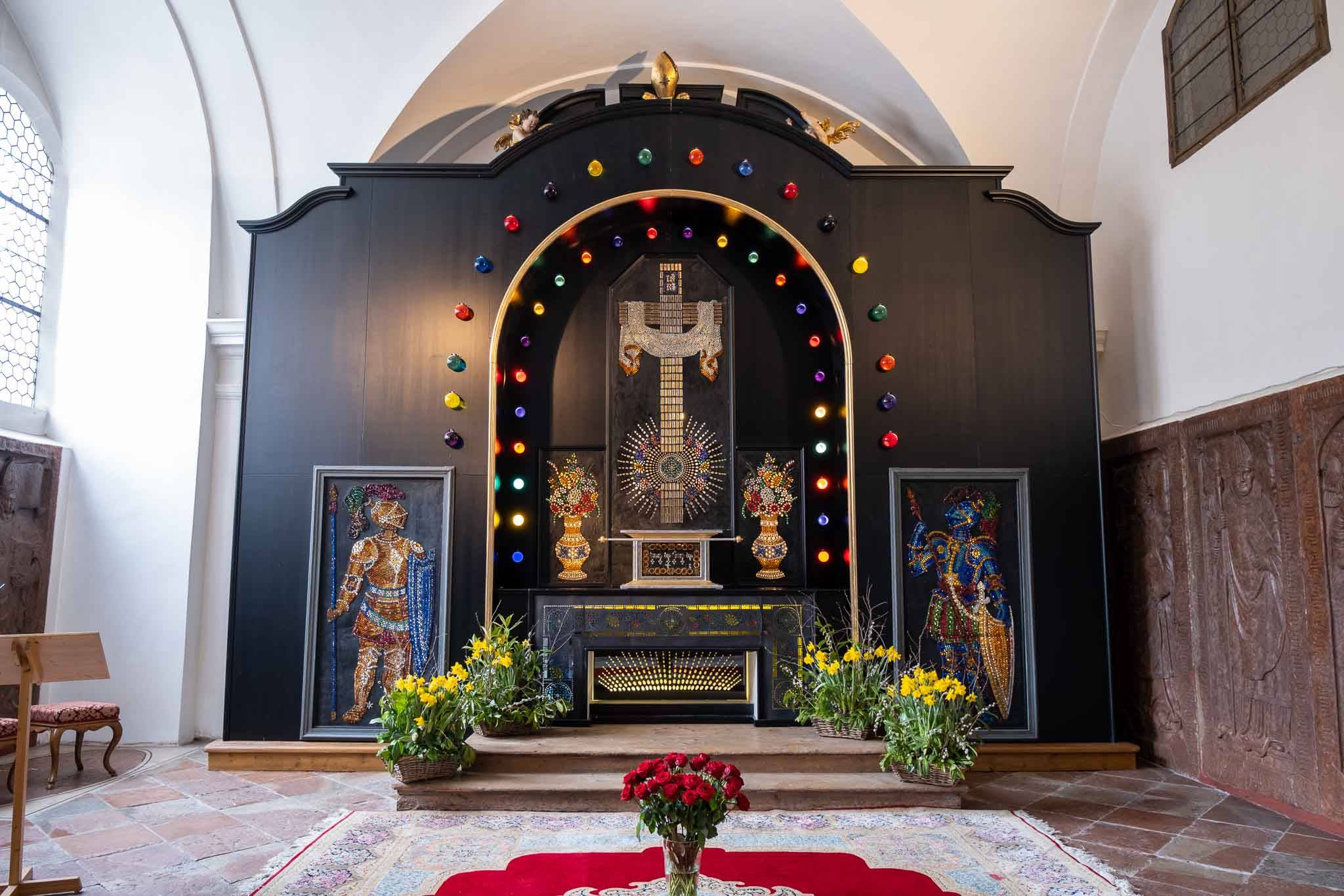 Die Basilika St. Michel - Altar aus dem 19. Jahrhundert! Rudi und Jens gaben sagten es sei ein Disco-Altar mit den leuchtenden Glassteinen