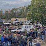 Szene vom Buschtaxi Treffen 2022, viele Menschen, ein Hilux mit Wohnkabine im Hintergrund mehrere Toyota