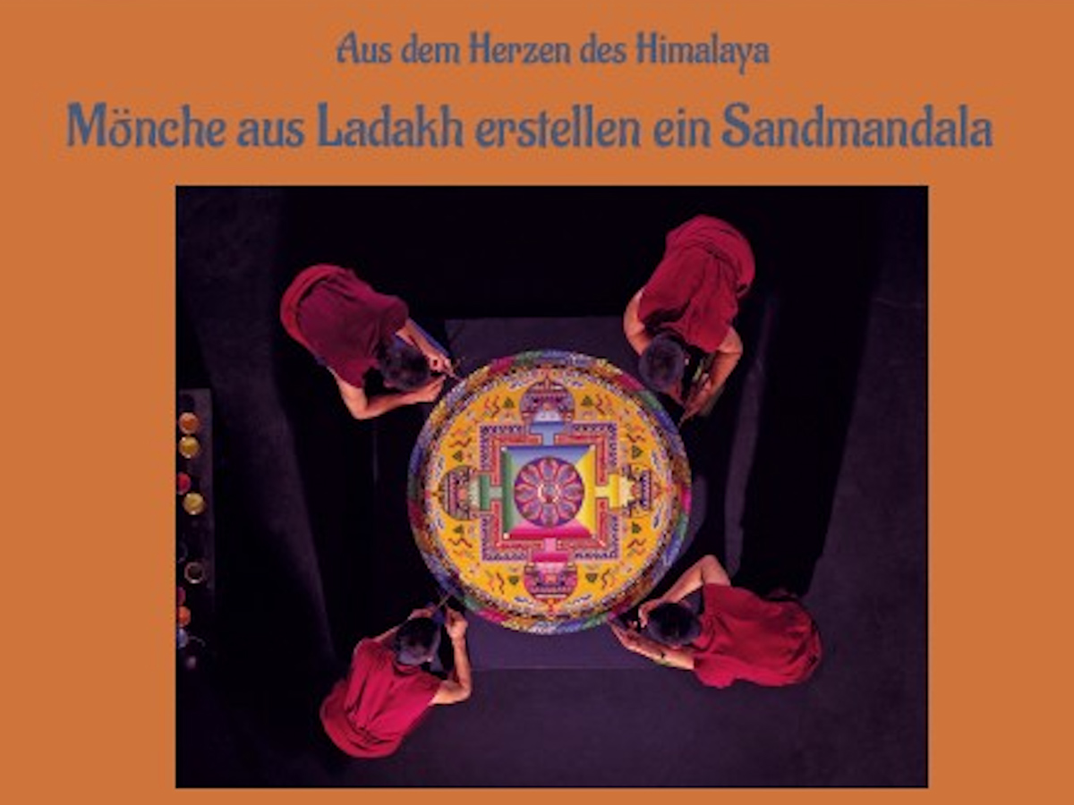 Ein Sandmandala ist eine jahrhundertealte tibetisch-buddhistische Kunstform, bei der die Mönche aus Millionen winziger, farbiger Sandkörner ein hochpräzises, symbolisches Bild entstehen lassen